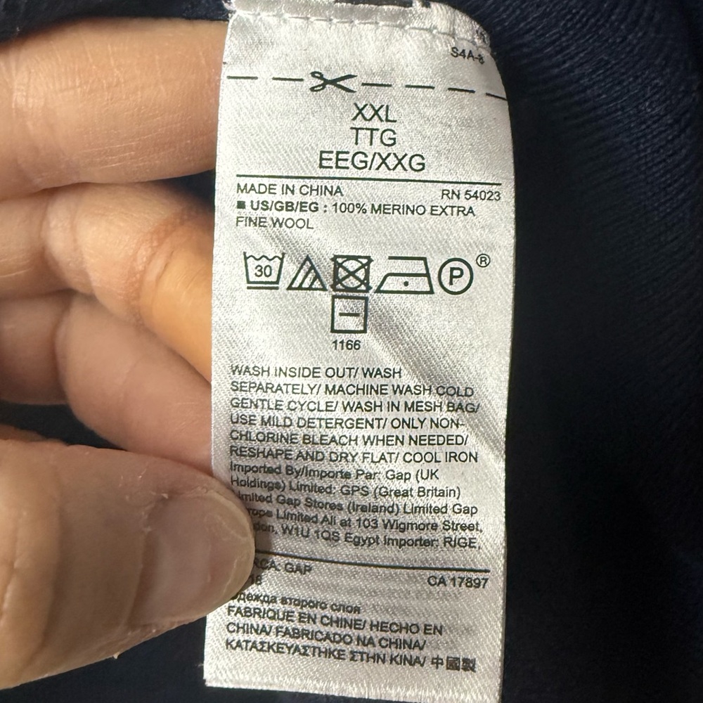 GAP 100% Extra Fine Merino Wool Valentine’s Day Heart Navy Crewneck Knit Sweater - Picture 4 of 5